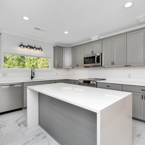 Minimalist modern flat panel kitchen cabinets in white