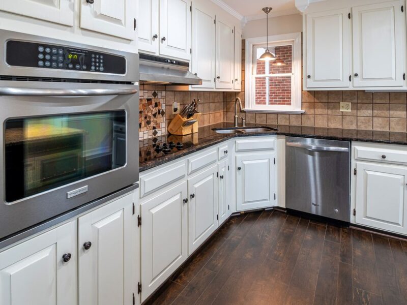White shaker kitchen cabinets installed in South Florida home